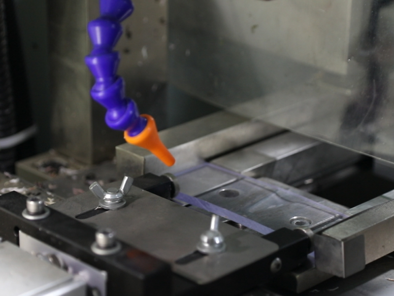 اضغط على جسر الأنف